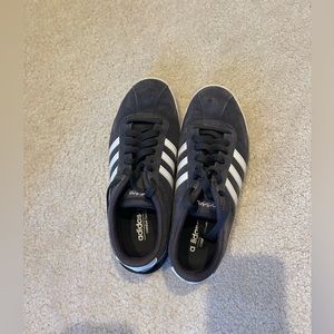 Adidas sneakers size 7.5 in good condition